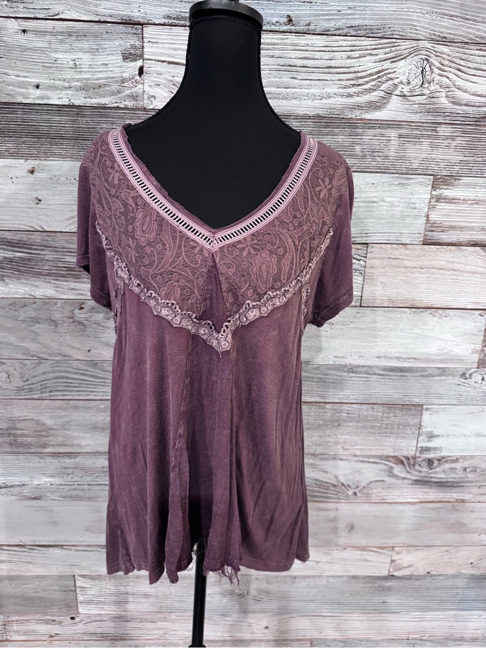 gimmicks by BKE Brown V-Neck Vintage Looking Lace & Paisley Short Sleeve Top